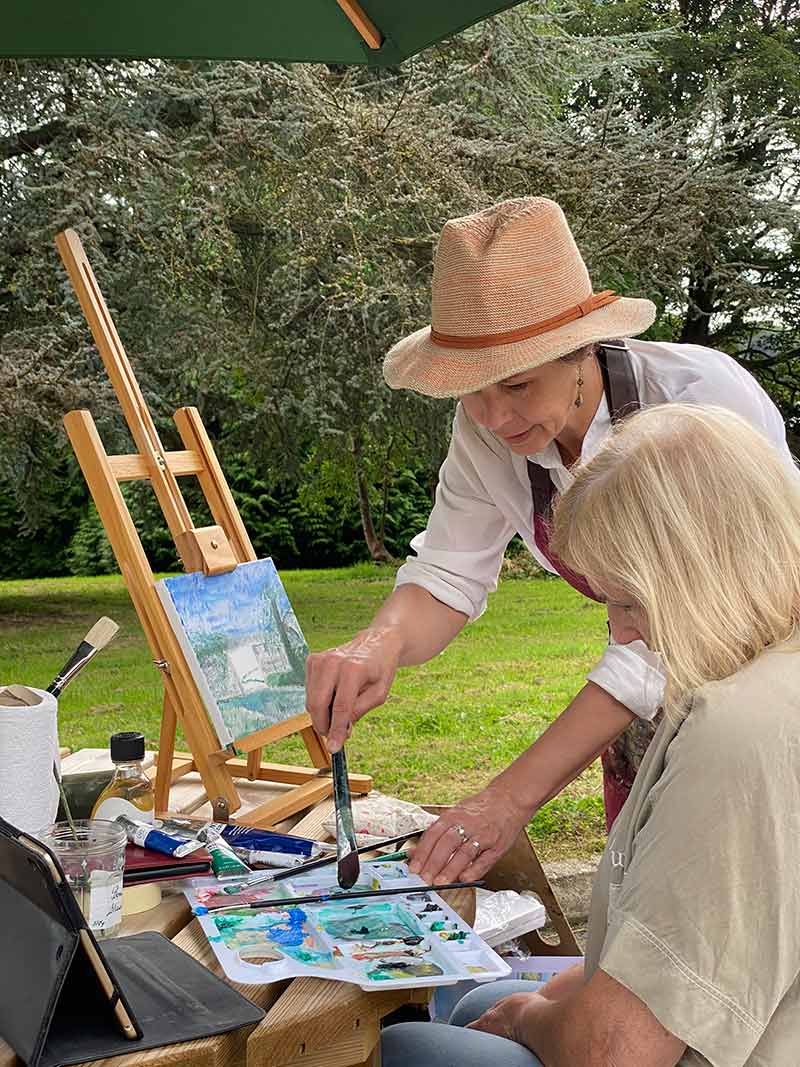 Sinéad Smyth teaching oil painting in an outdoor setting